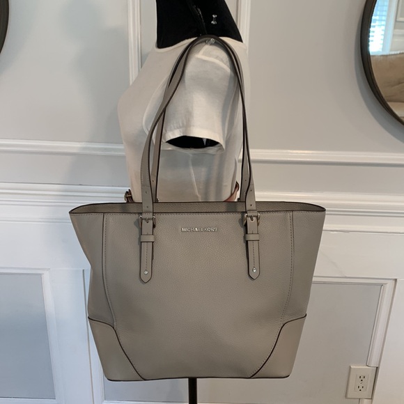 Michael Kors Bag Aria Pebbled Tote - Picture 9 of 17